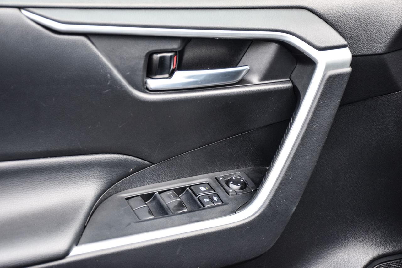 2021 Toyota RAV4 XLE AWD / NO ACCIDENT /SUNROOF / CARPLAY / BSM Photo