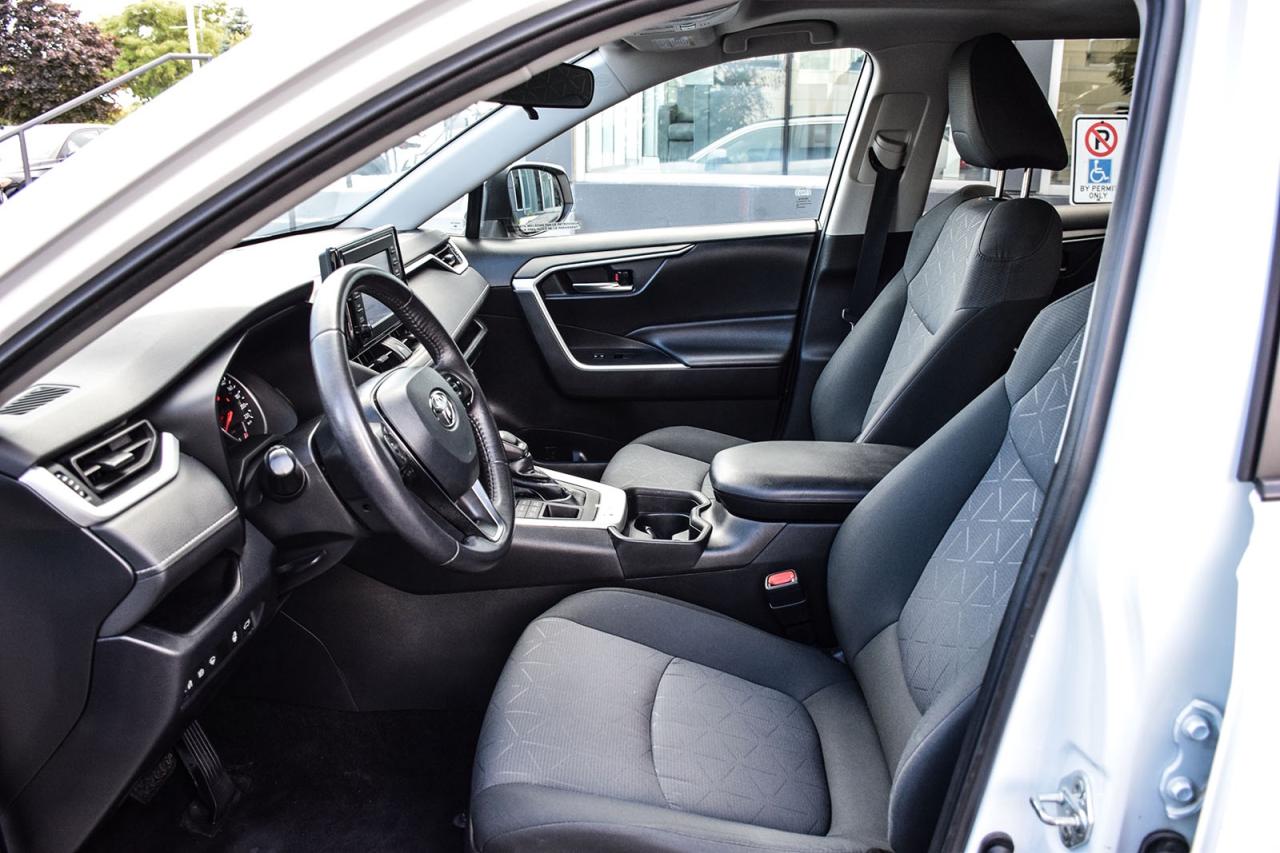 2021 Toyota RAV4 XLE AWD / NO ACCIDENT /SUNROOF / CARPLAY / BSM Photo