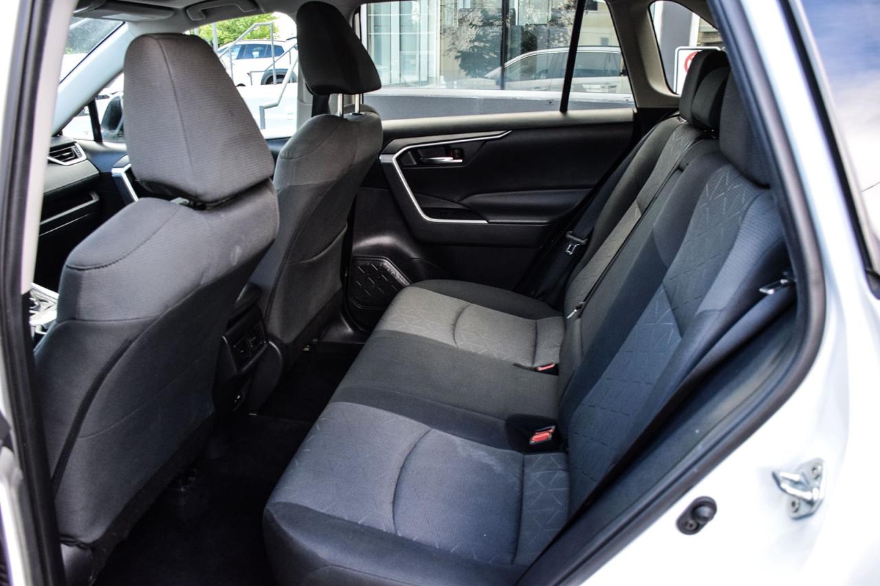 2021 Toyota RAV4 XLE AWD / NO ACCIDENT /SUNROOF / CARPLAY / BSM Photo
