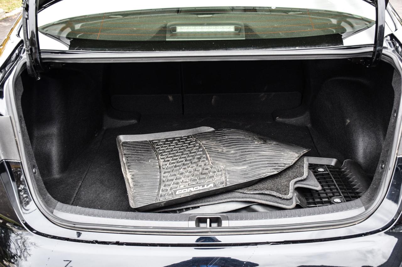 2023 Toyota Corolla Hybrid LE / NO ACCIDENT / CARPLAY / BSM / HTD SEATS Photo