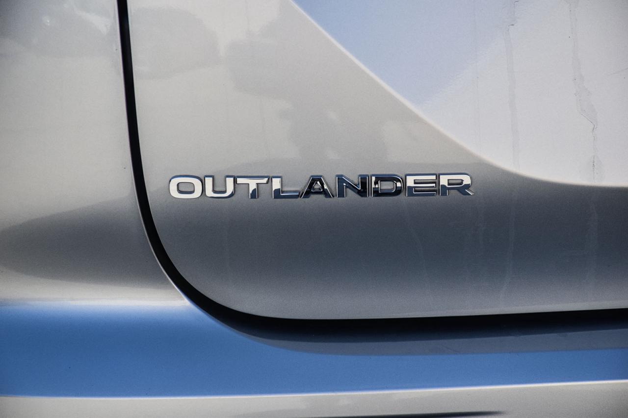 2024 Mitsubishi Outlander ES S-AWC / NO ACCIDENT / CARPLAY / BSM / 7 SEATER Photo