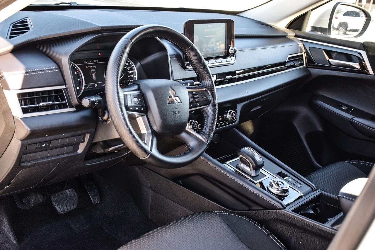 2024 Mitsubishi Outlander ES S-AWC / NO ACCIDENT / CARPLAY / BSM / 7 SEATER Photo