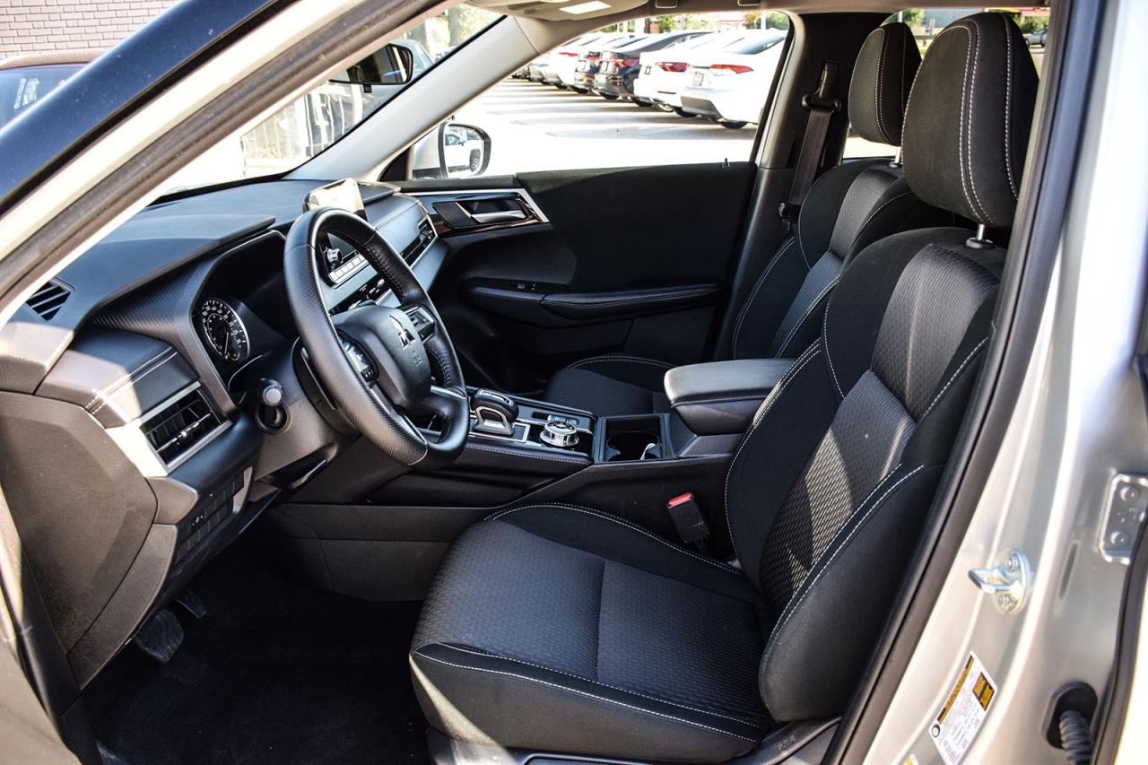 2024 Mitsubishi Outlander ES S-AWC / NO ACCIDENT / CARPLAY / BSM / 7 SEATER Photo