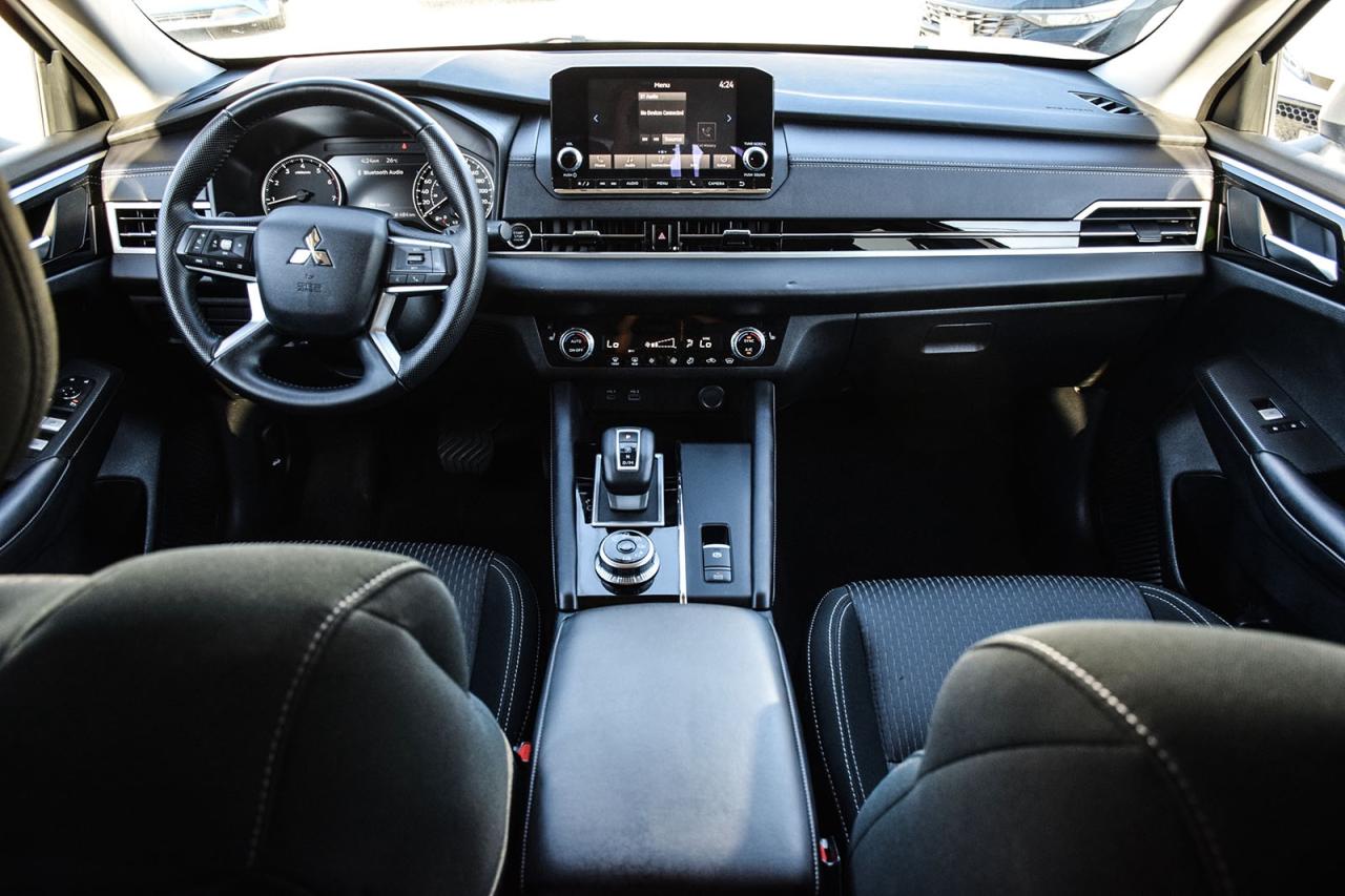 2024 Mitsubishi Outlander ES S-AWC / NO ACCIDENT / CARPLAY / BSM / 7 SEATER Photo