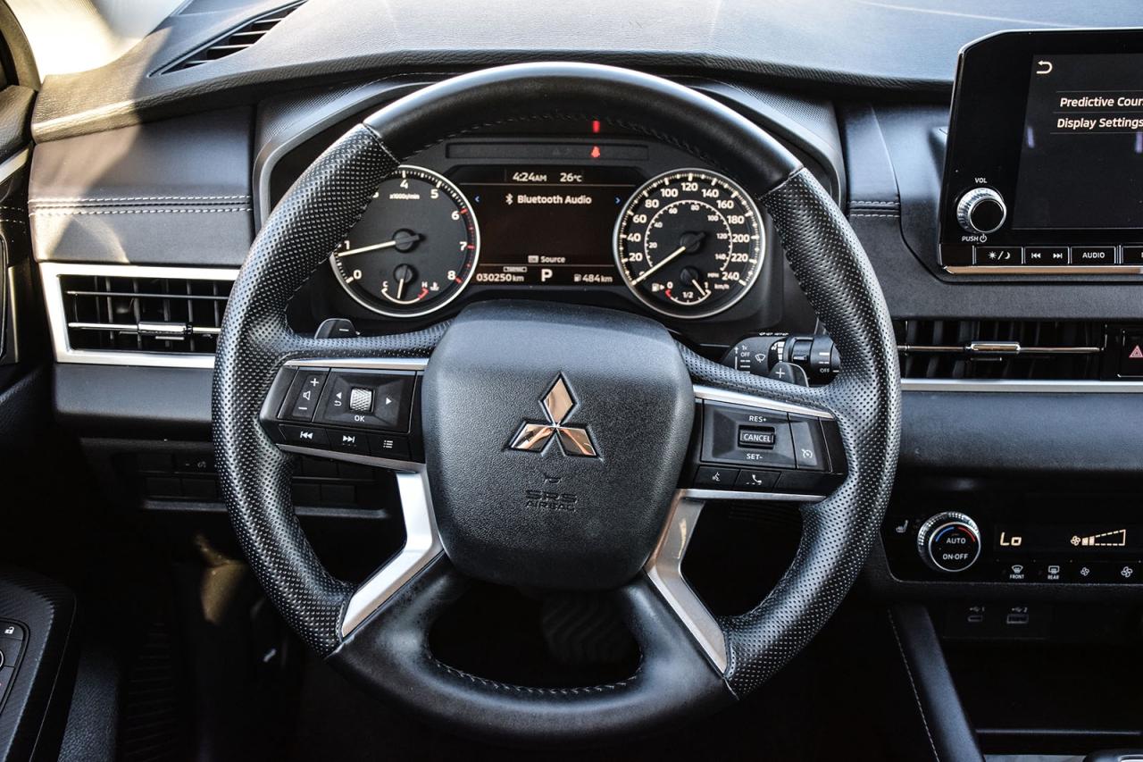 2024 Mitsubishi Outlander ES S-AWC / NO ACCIDENT / CARPLAY / BSM / 7 SEATER Photo