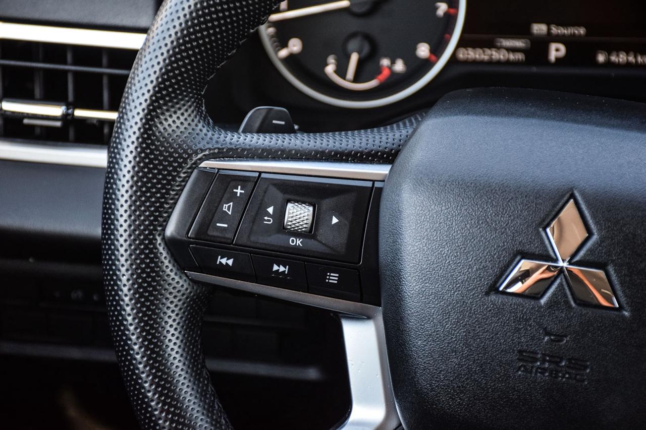 2024 Mitsubishi Outlander ES S-AWC / NO ACCIDENT / CARPLAY / BSM / 7 SEATER Photo