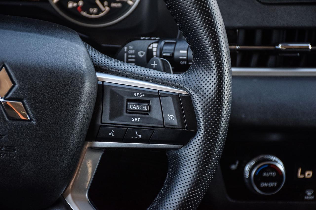 2024 Mitsubishi Outlander ES S-AWC / NO ACCIDENT / CARPLAY / BSM / 7 SEATER Photo