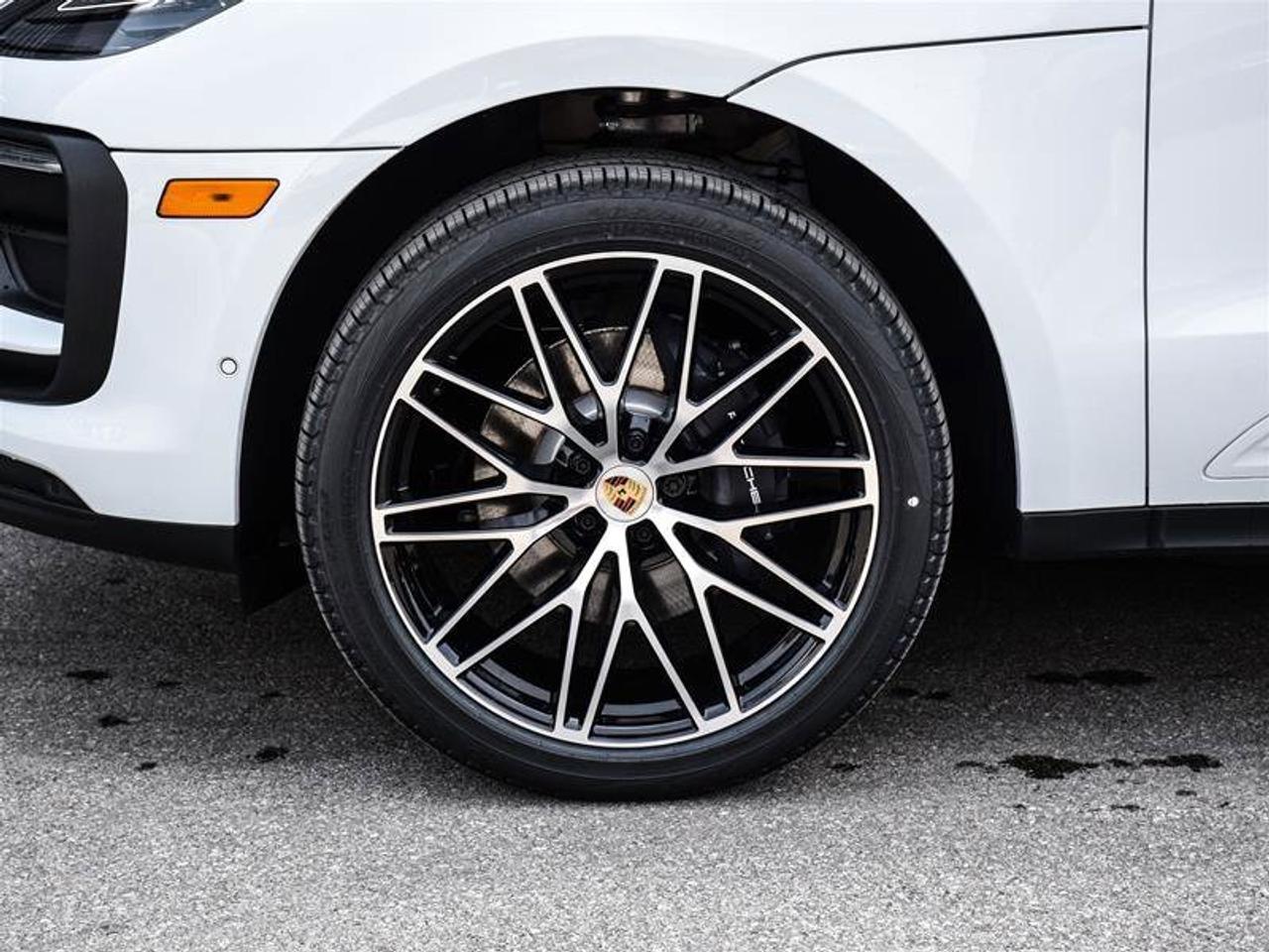 2024 Porsche Macan AWD White Photo4