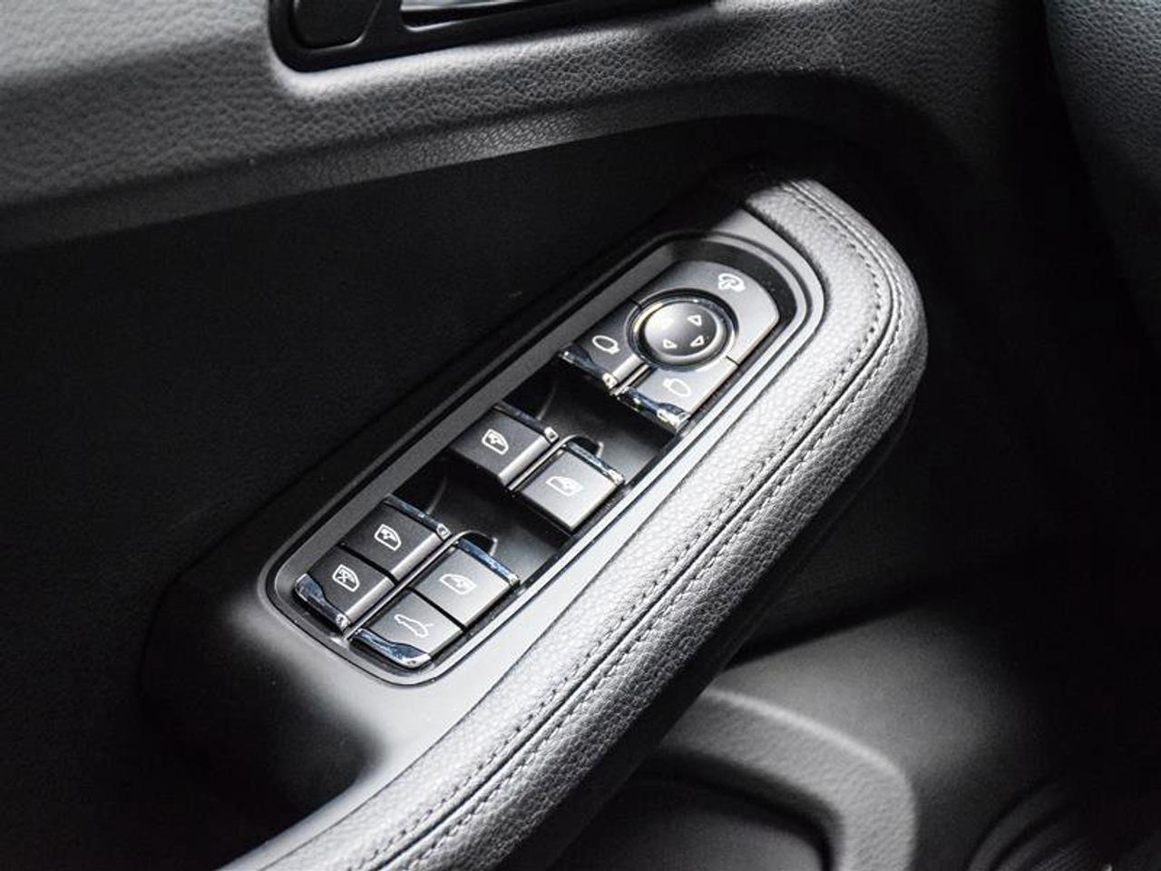 2024 Porsche Macan AWD White Photo