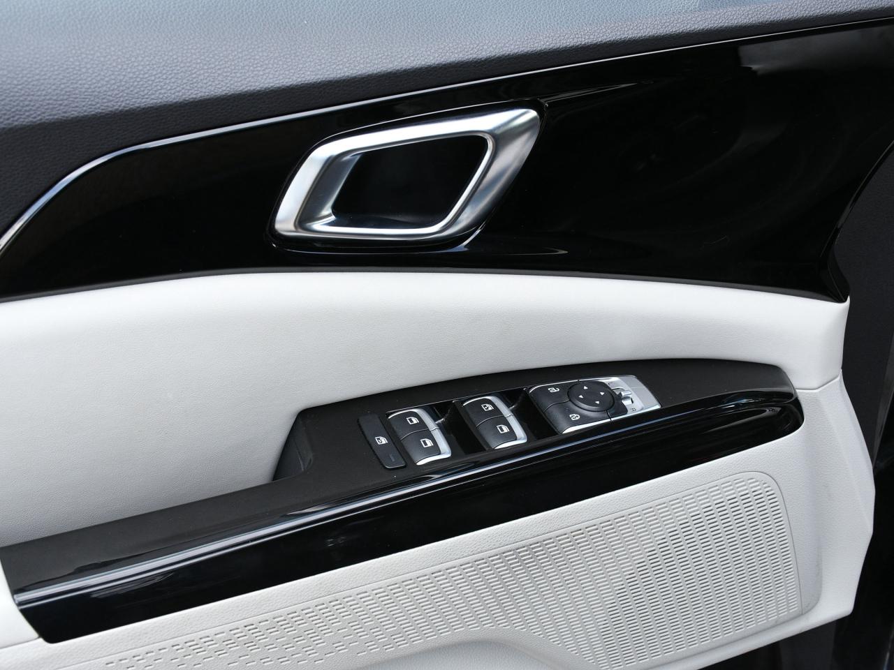 2024 Kia Carnival LX+ CPO   Ex-Rental   Bluetooth   Backup Camera Photo