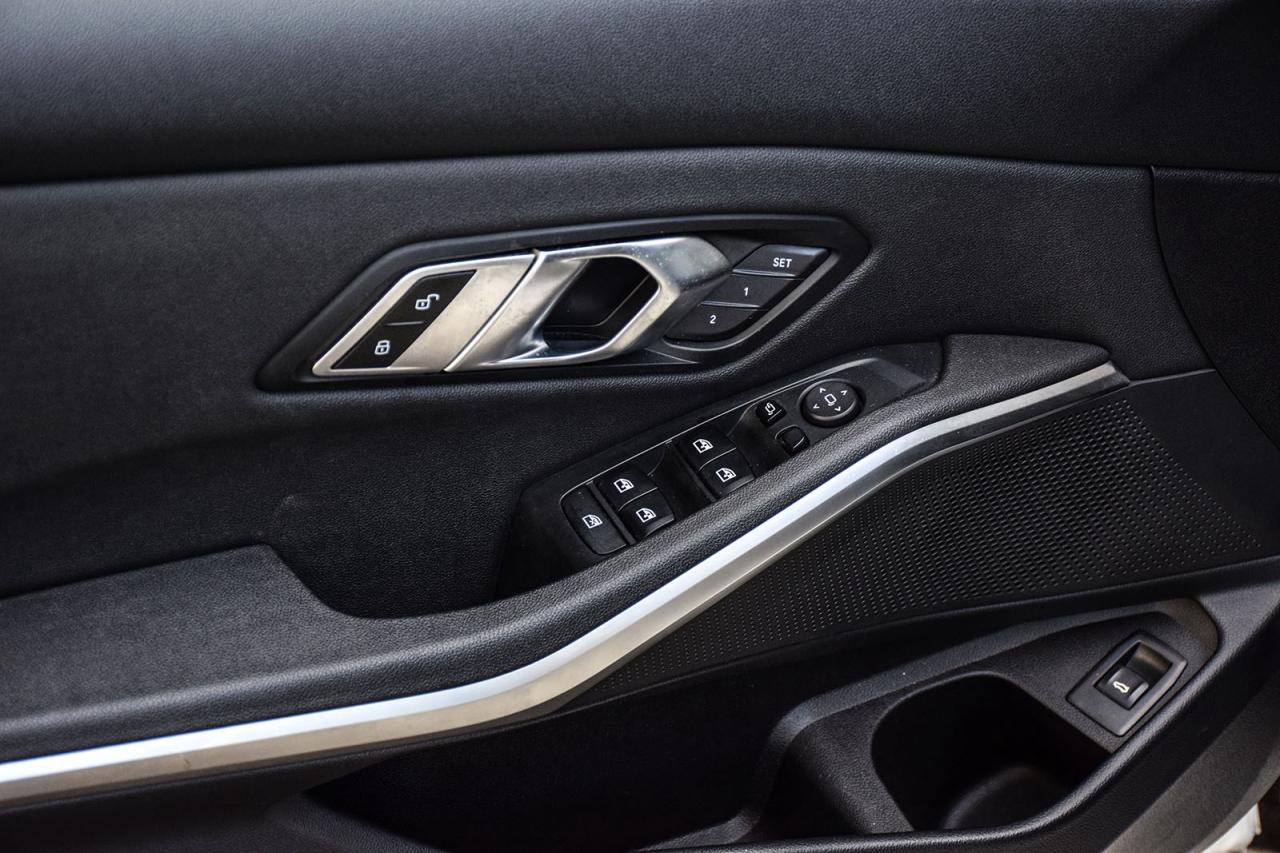 2021 BMW 3 Series 330i xDrive AWD / NO ACCIDENT/SUNROOF/LEATHER/NAVI Photo