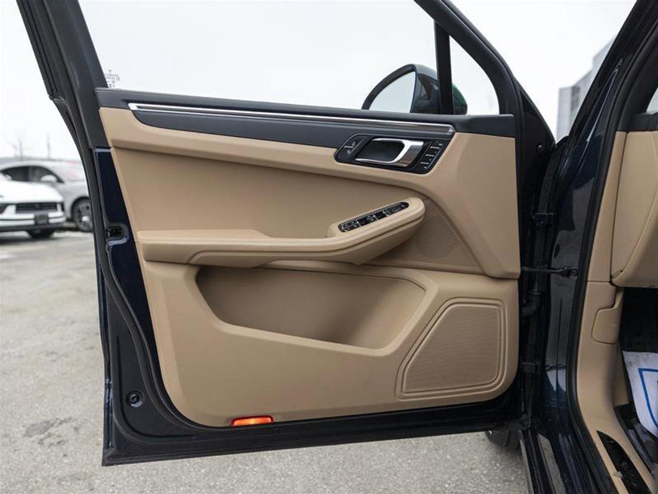 2023 Porsche Macan T Blue Photo