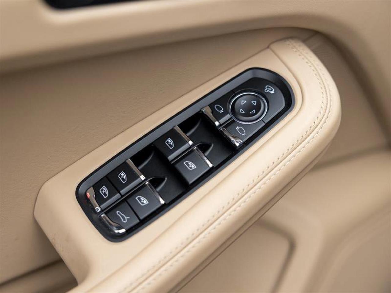 2023 Porsche Macan T Blue Photo