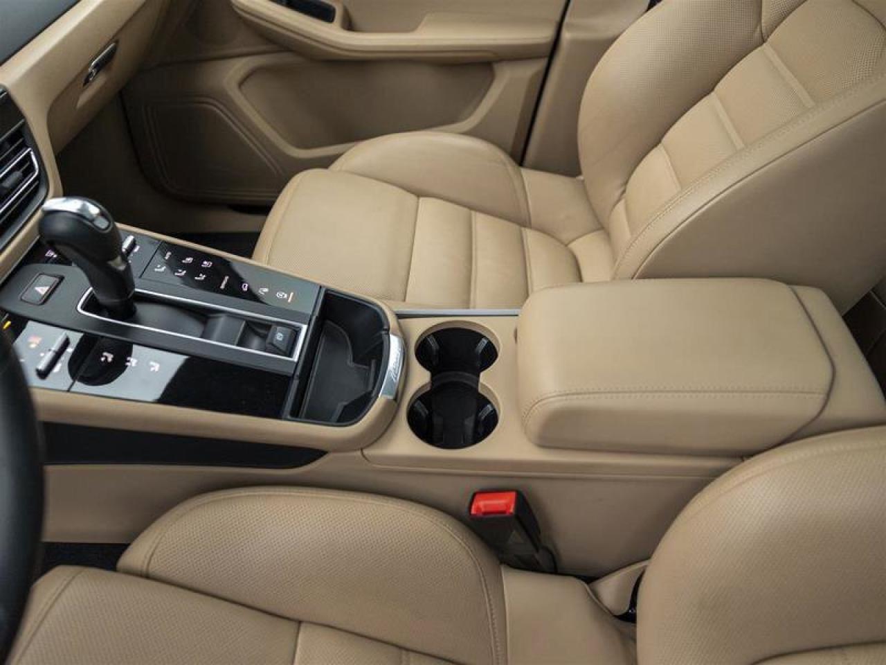 2023 Porsche Macan T Blue Photo