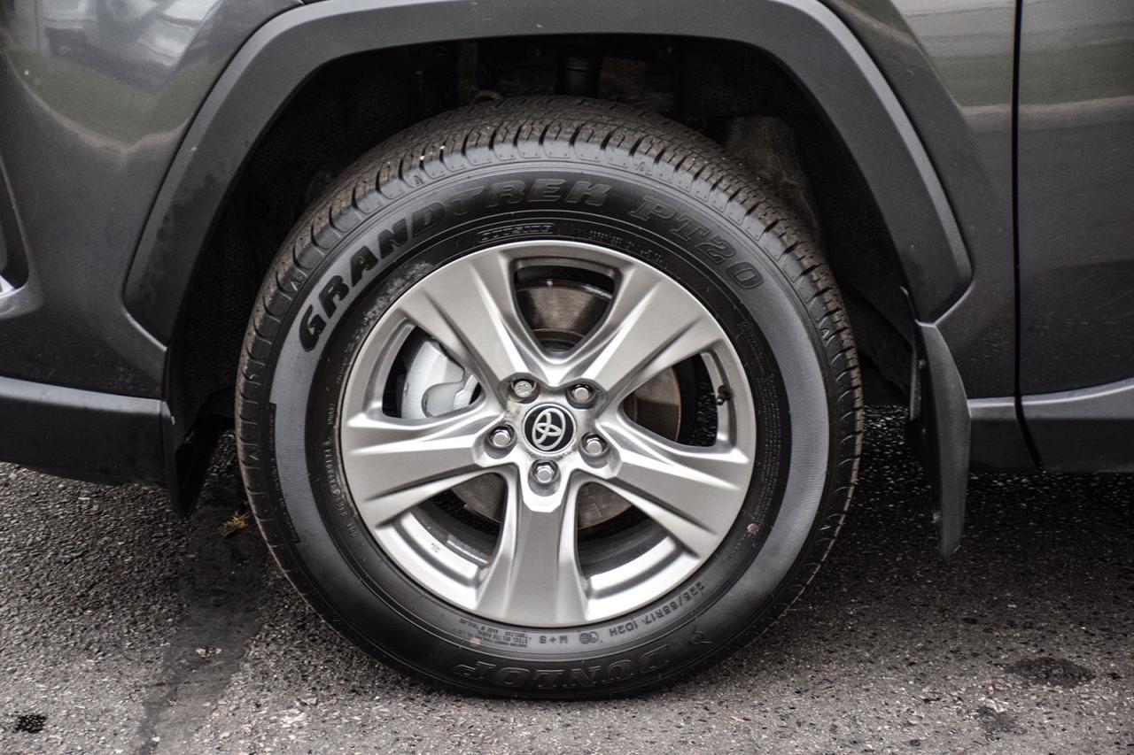 2024 Toyota RAV4 XLE AWD / NO ACCIDENT /SUNROOF / CARPLAY / BSM Photo