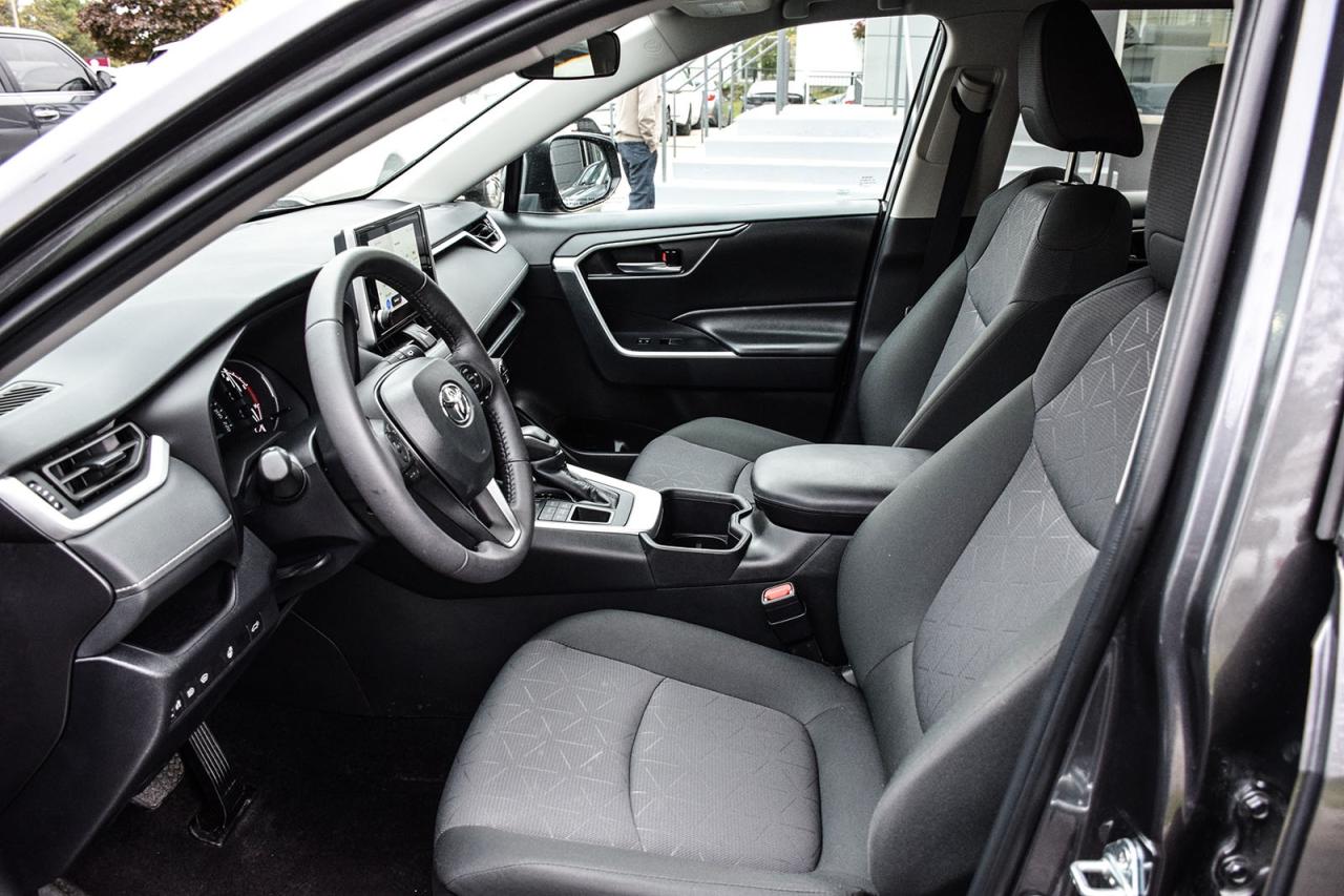 2024 Toyota RAV4 XLE AWD / NO ACCIDENT /SUNROOF / CARPLAY / BSM Photo