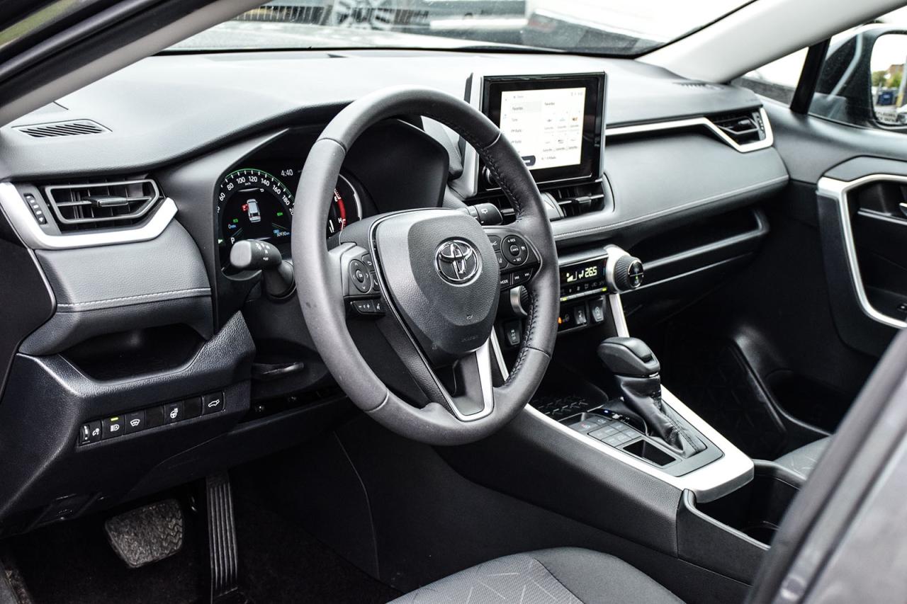 2024 Toyota RAV4 XLE AWD / NO ACCIDENT /SUNROOF / CARPLAY / BSM Photo