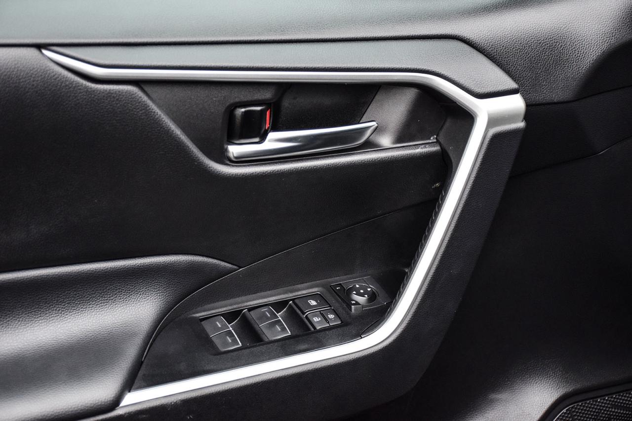 2024 Toyota RAV4 XLE AWD / NO ACCIDENT /SUNROOF / CARPLAY / BSM Photo