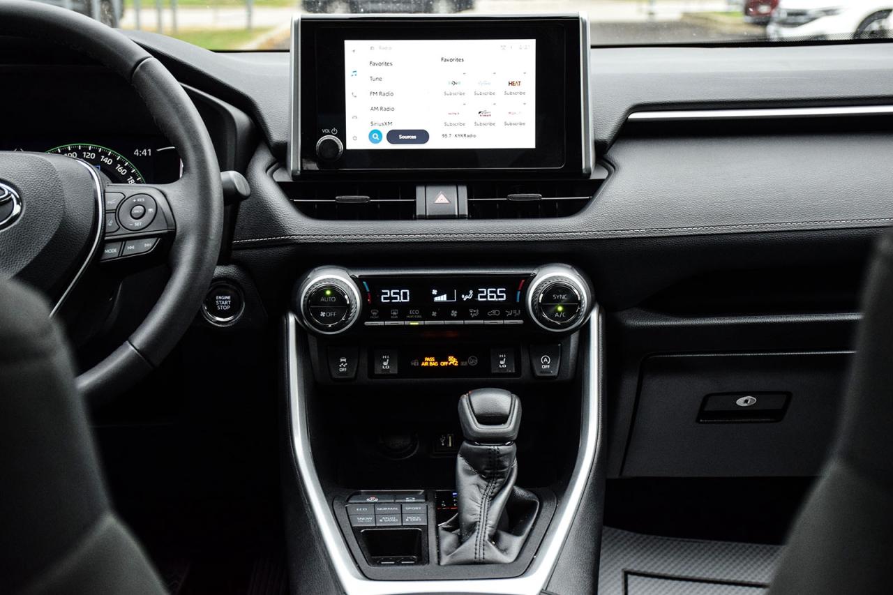 2024 Toyota RAV4 XLE AWD / NO ACCIDENT /SUNROOF / CARPLAY / BSM Photo