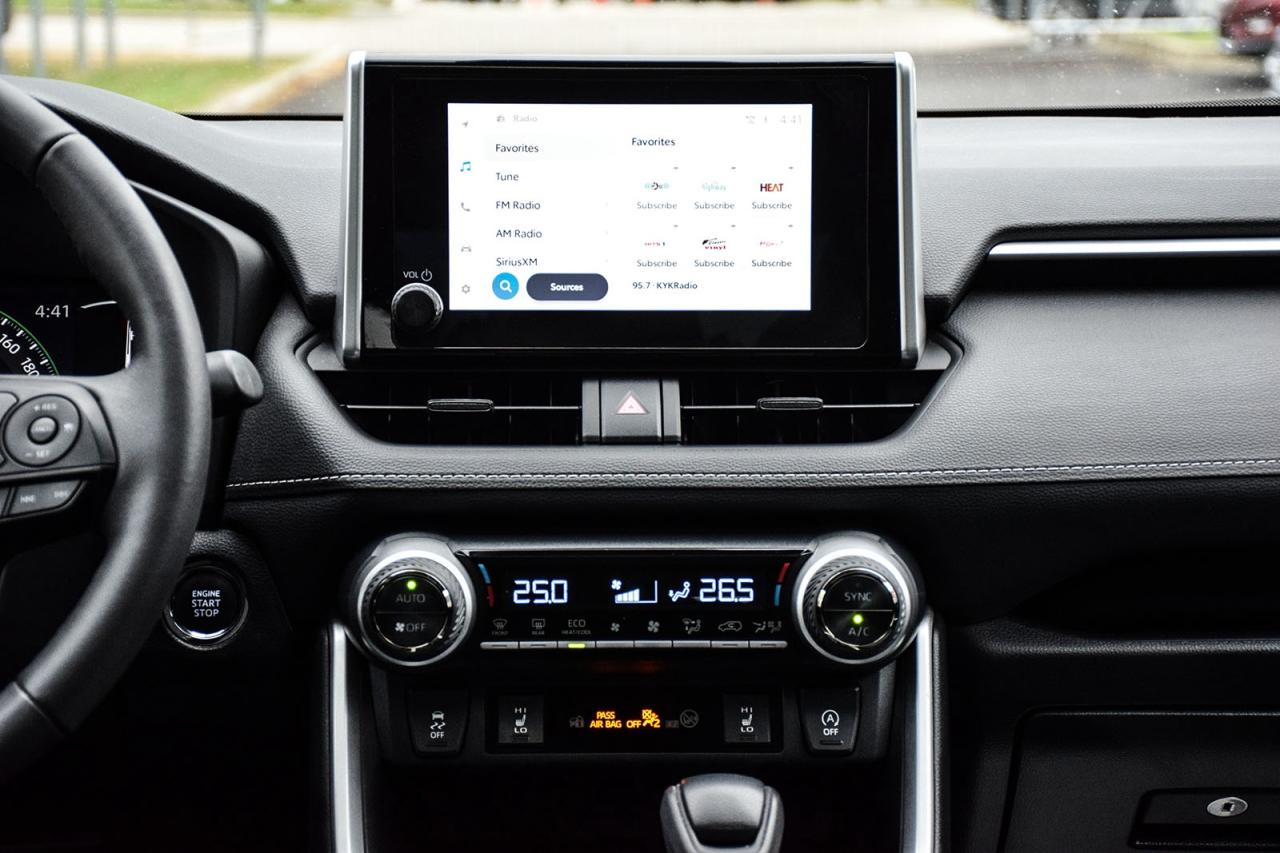 2024 Toyota RAV4 XLE AWD / NO ACCIDENT /SUNROOF / CARPLAY / BSM Photo