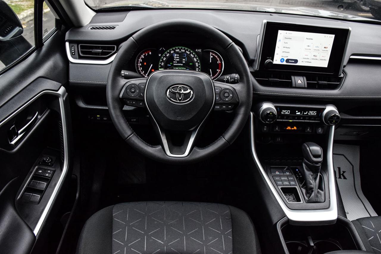 2024 Toyota RAV4 XLE AWD / NO ACCIDENT /SUNROOF / CARPLAY / BSM Photo