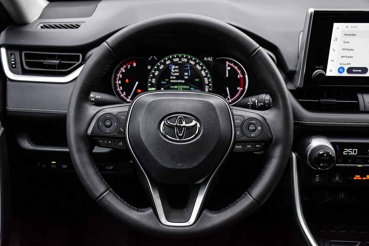 2024 Toyota RAV4 XLE AWD / NO ACCIDENT /SUNROOF / CARPLAY / BSM Photo