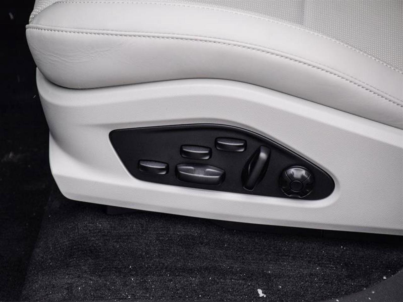 2025 Porsche Macan Electric 4S Silver Photo