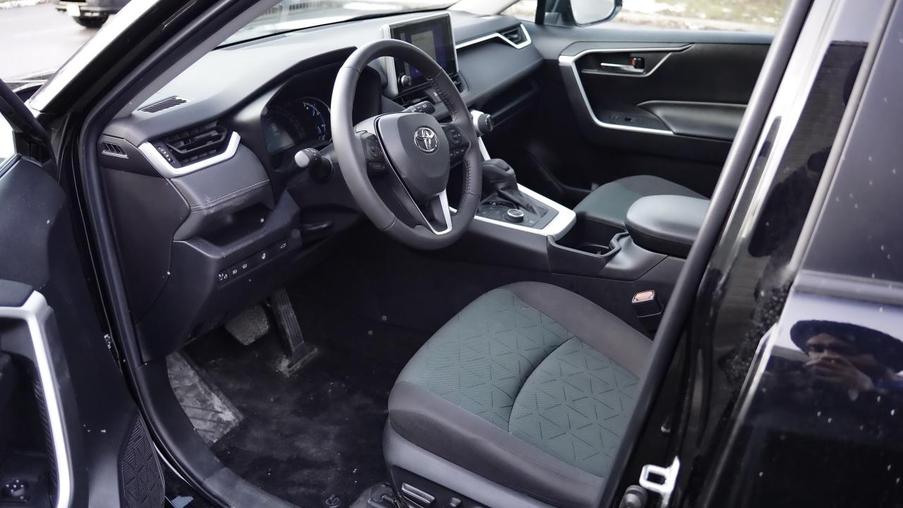 2023 Toyota RAV4 Hybrid XLE AWD / SUNROOF / CARPLAY / BSM Photo