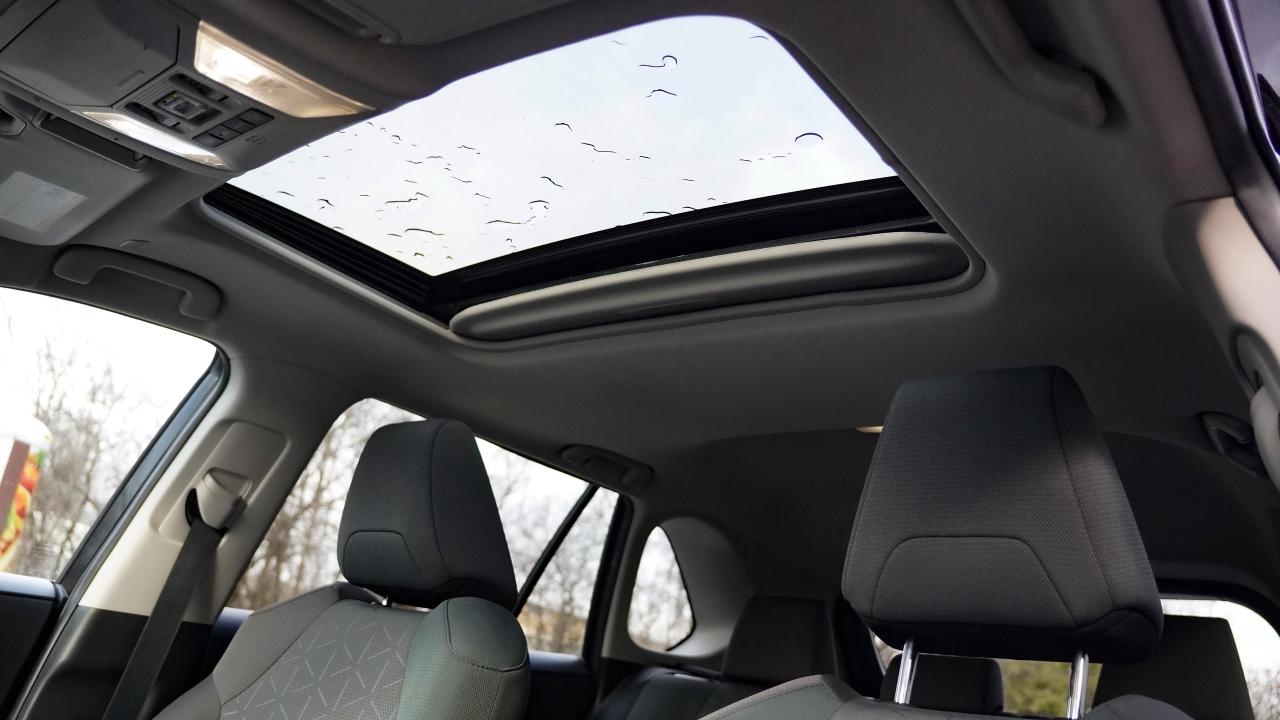 2023 Toyota RAV4 Hybrid XLE AWD / SUNROOF / CARPLAY / BSM Photo