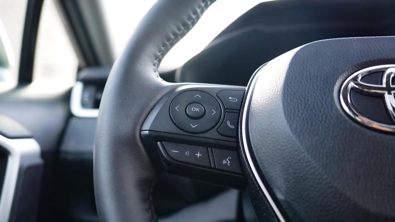 2023 Toyota RAV4 Hybrid XLE AWD / SUNROOF / CARPLAY / BSM Photo