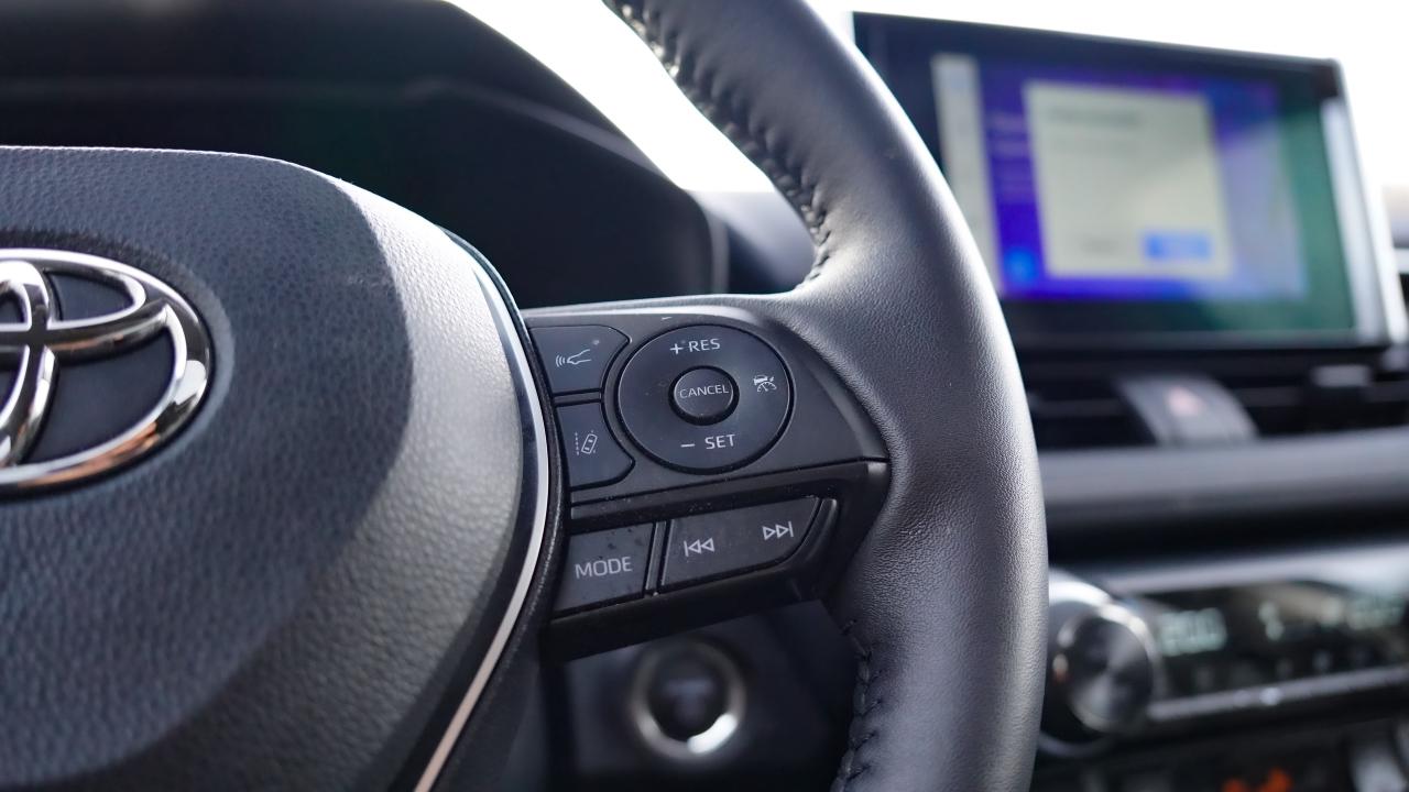 2023 Toyota RAV4 Hybrid XLE AWD / SUNROOF / CARPLAY / BSM Photo