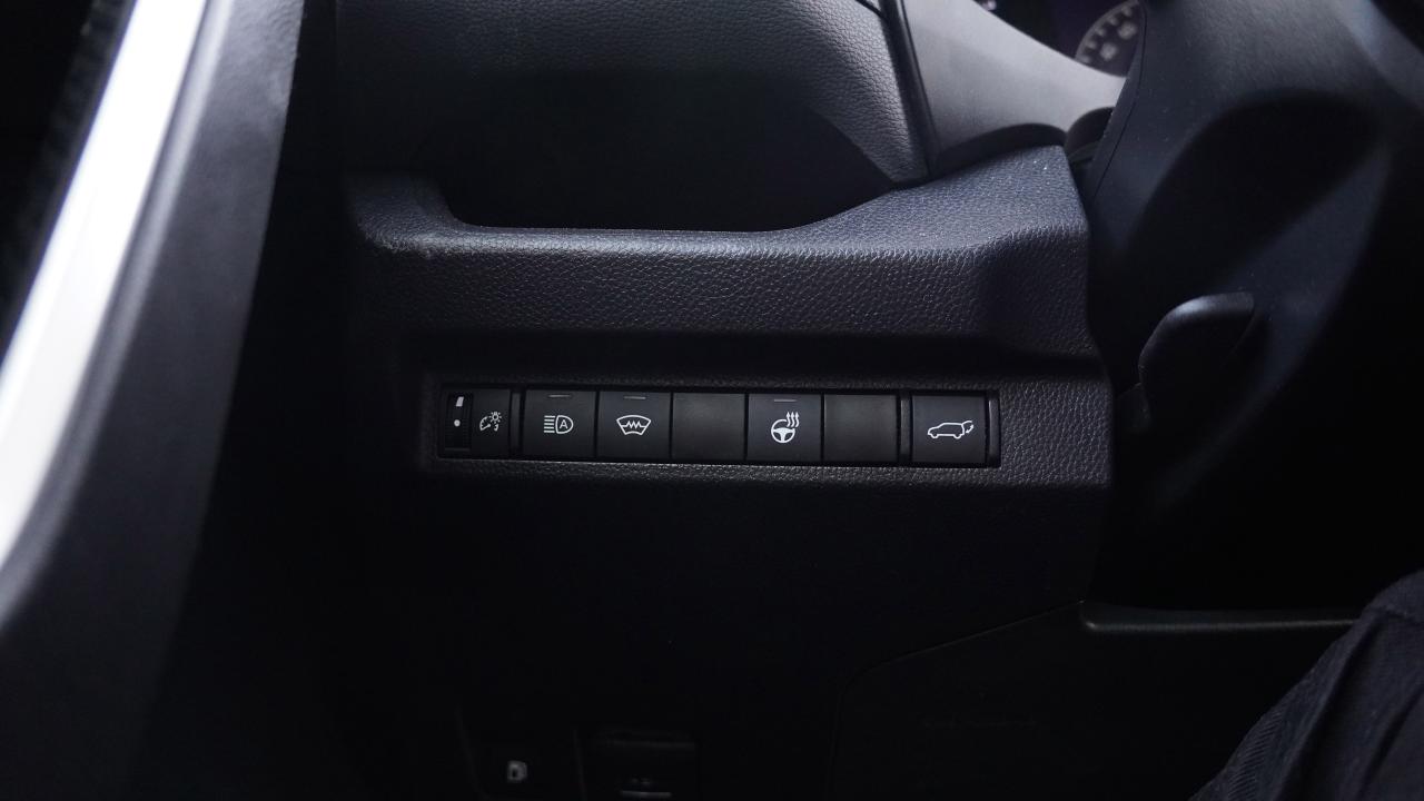 2023 Toyota RAV4 Hybrid XLE AWD / SUNROOF / CARPLAY / BSM Photo