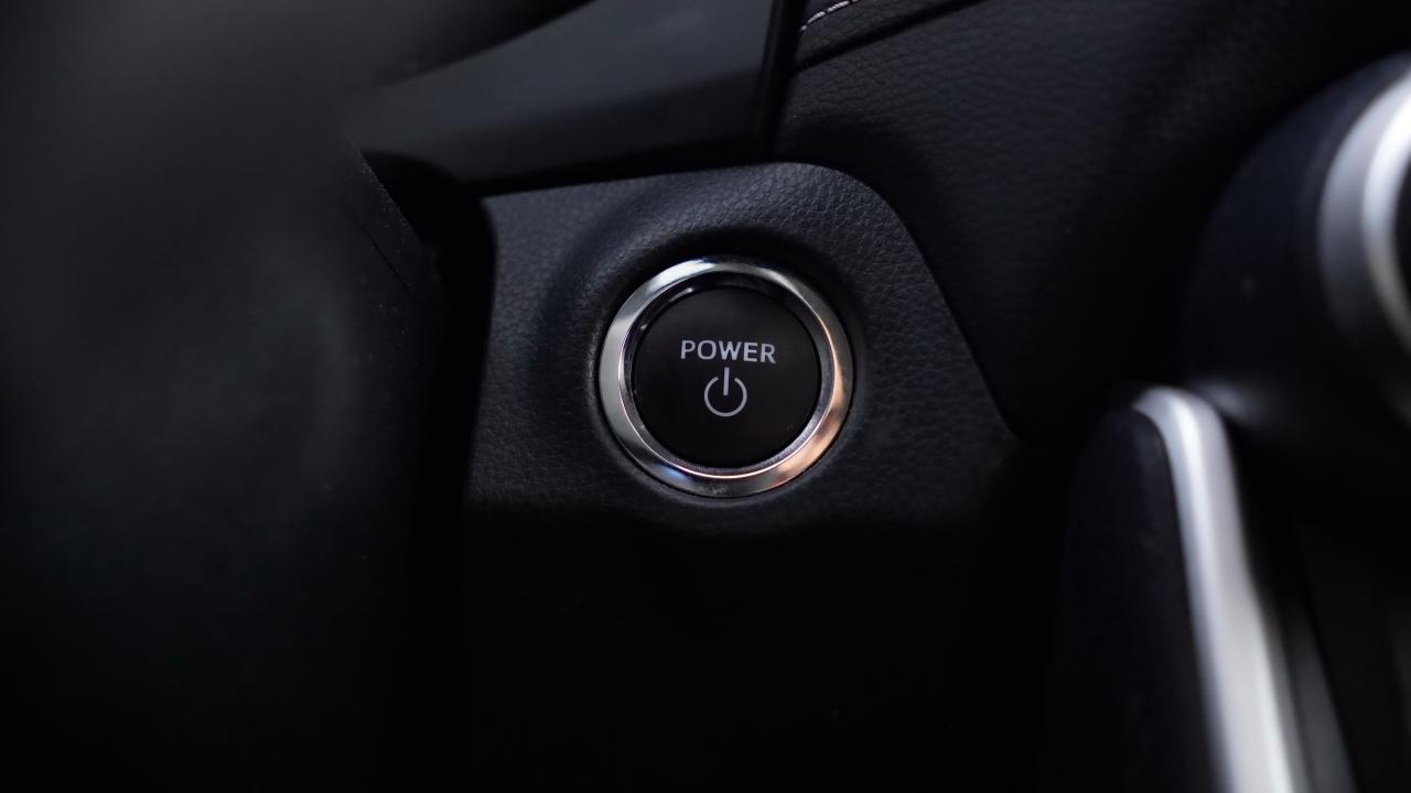 2023 Toyota RAV4 Hybrid XLE AWD / SUNROOF / CARPLAY / BSM Photo