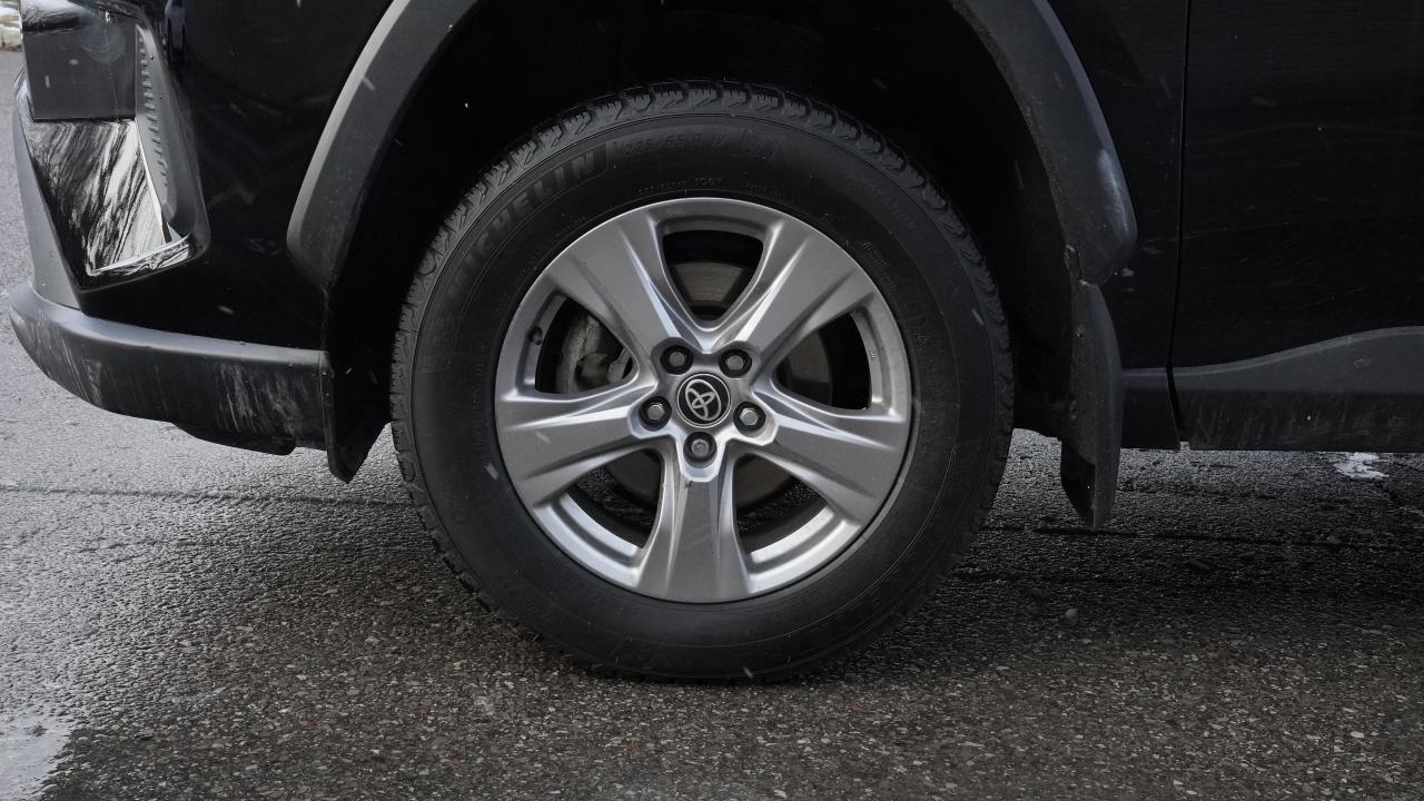 2023 Toyota RAV4 Hybrid XLE AWD / SUNROOF / CARPLAY / BSM Photo