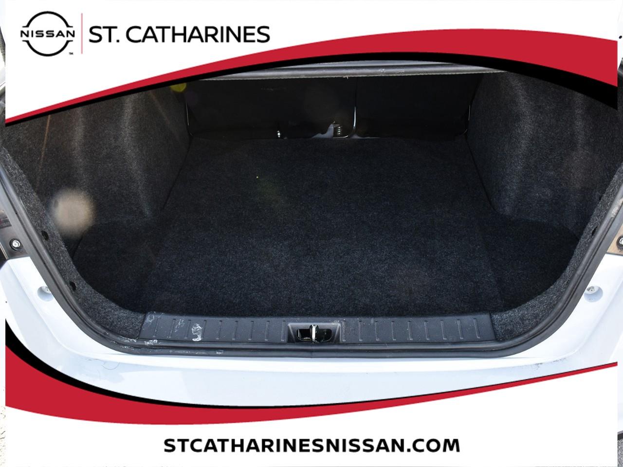 2023 Nissan Versa SR Photo