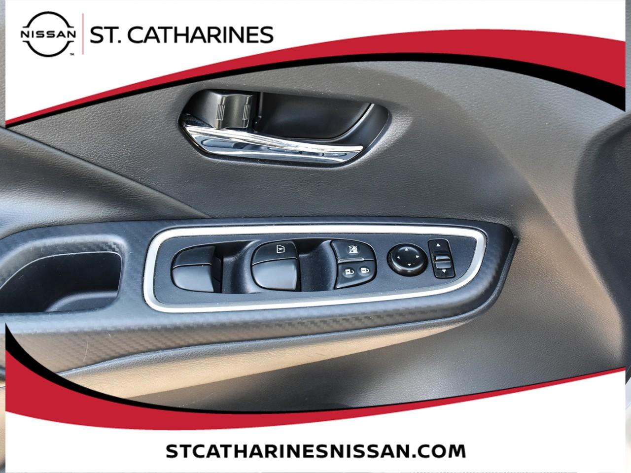 2023 Nissan Versa SR Photo