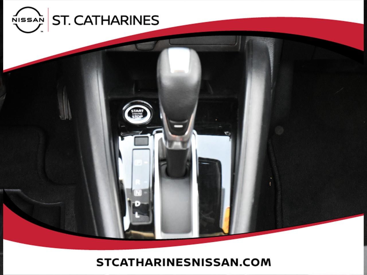 2023 Nissan Versa SR Photo