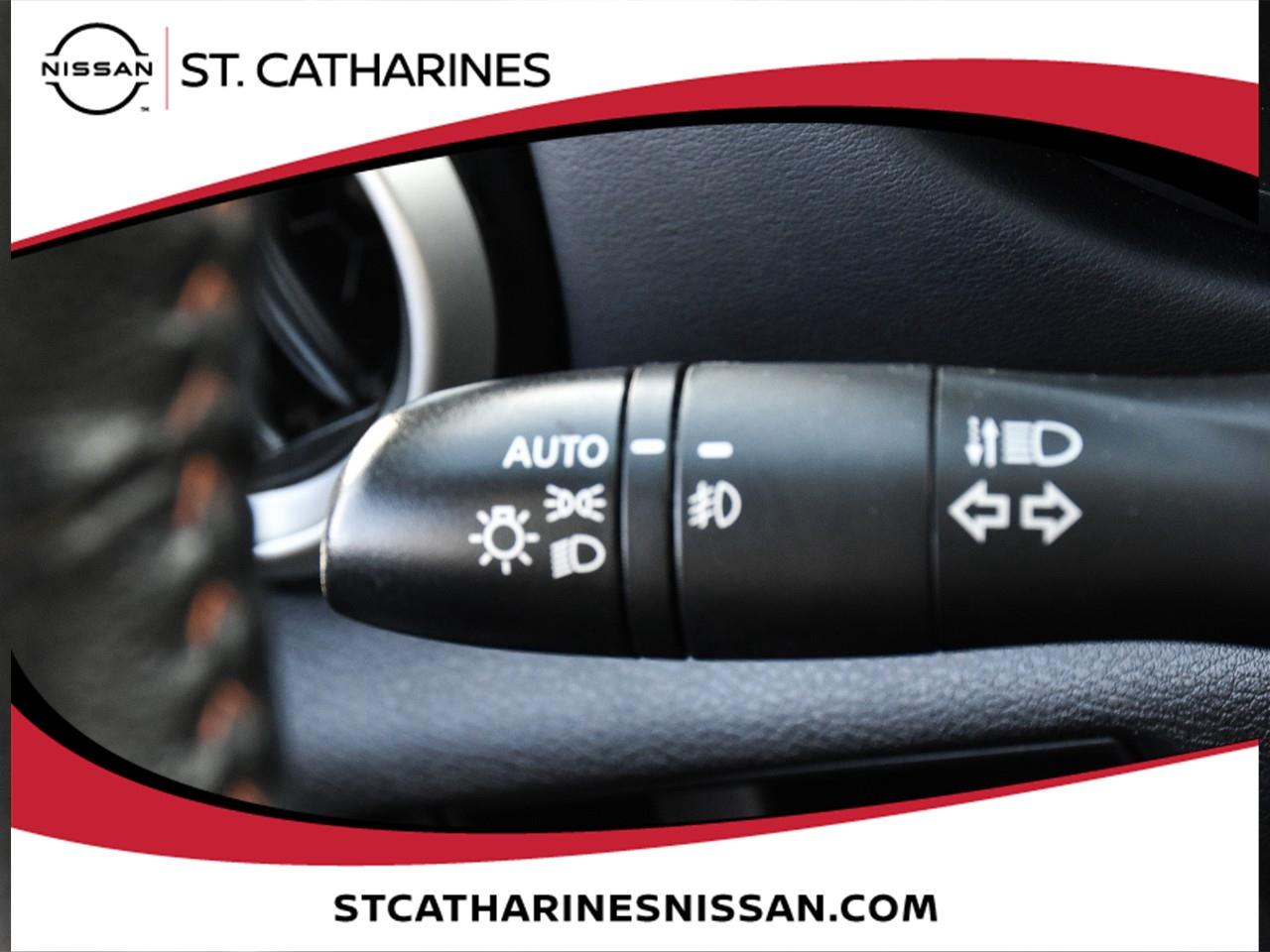 2023 Nissan Versa SR Photo