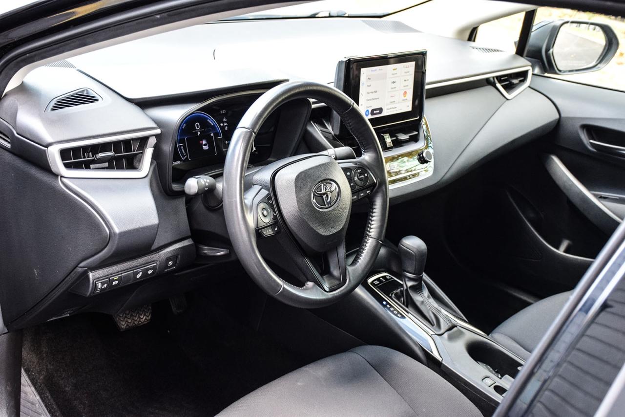 2023 Toyota Corolla Hybrid LE AWD / NO ACCIDENT / CARPLAY / BSM / HTD SEATS Photo