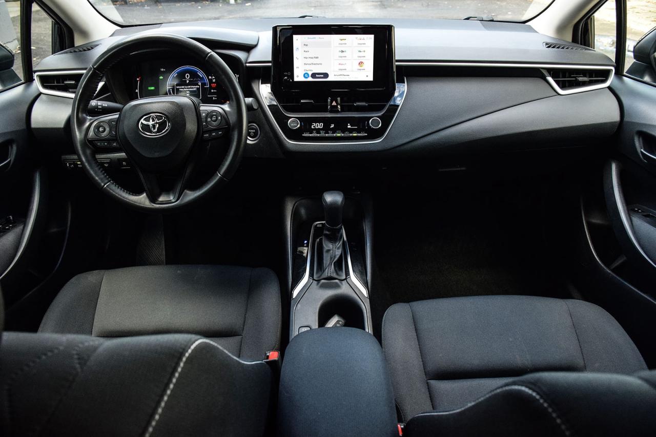 2023 Toyota Corolla Hybrid LE AWD / NO ACCIDENT / CARPLAY / BSM / HTD SEATS Photo