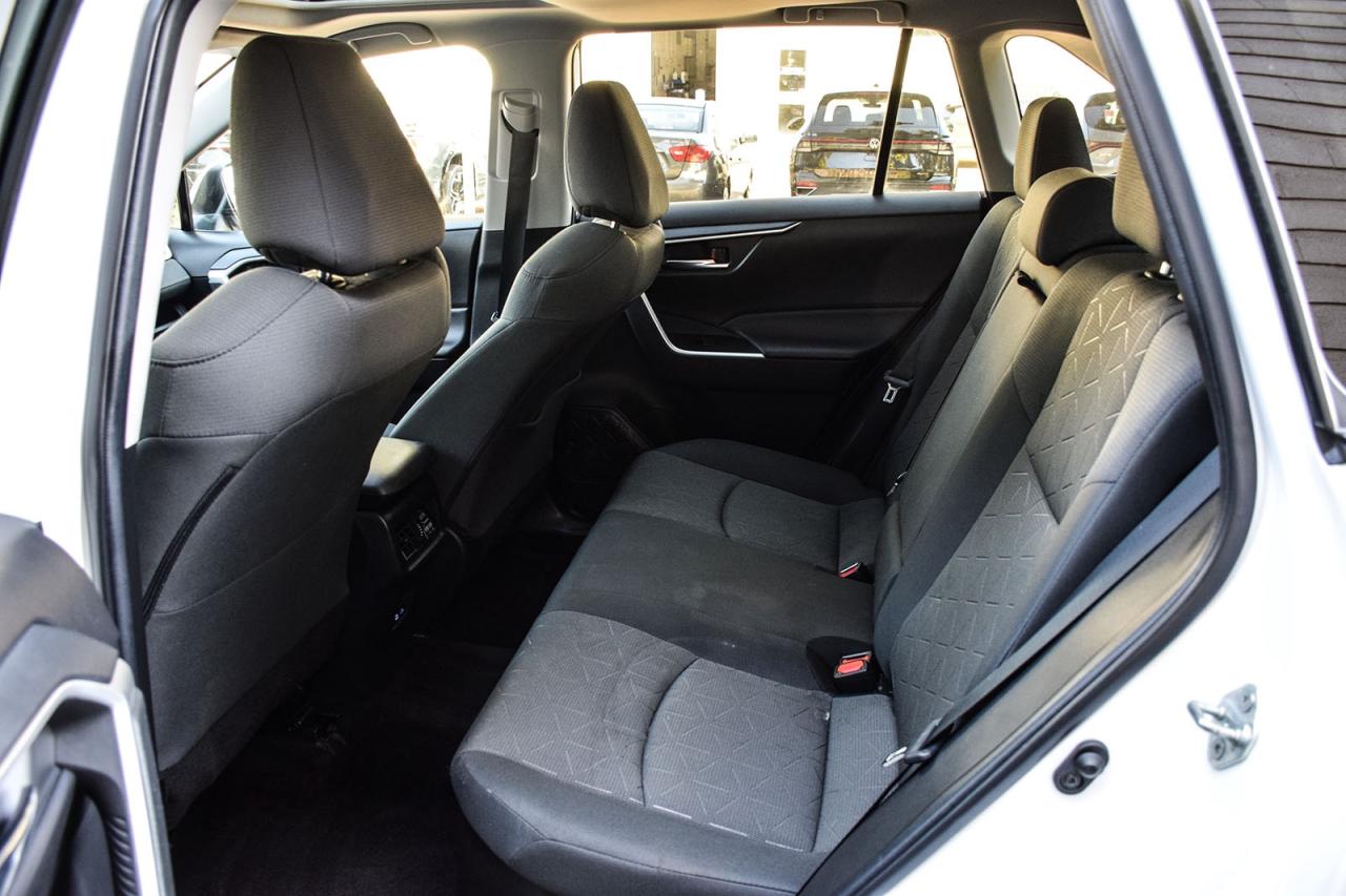 2022 Toyota RAV4 Hybrid XLE AWD / NO ACCIDENT /SUNROOF / CARPLAY / BSM Photo