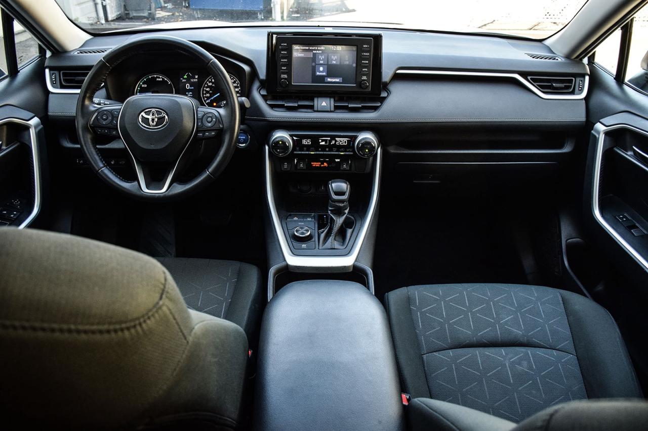 2022 Toyota RAV4 Hybrid XLE AWD / NO ACCIDENT /SUNROOF / CARPLAY / BSM Photo