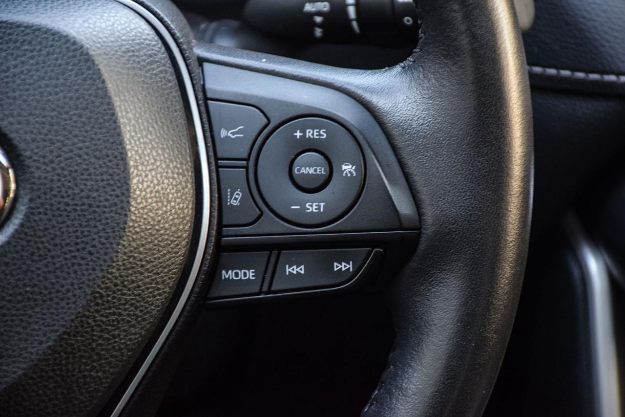 2022 Toyota RAV4 Hybrid XLE AWD / NO ACCIDENT /SUNROOF / CARPLAY / BSM Photo