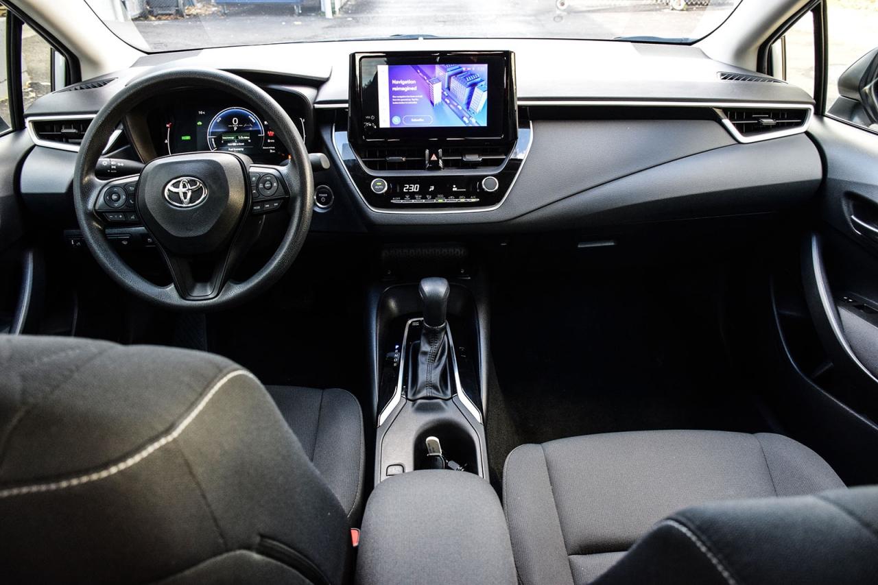 2024 Toyota Corolla Hybrid LE / NO ACCIDENT / CARPLAY / BSM/HTD SEATS/ALLOY Photo