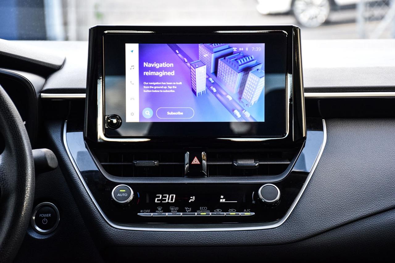 2024 Toyota Corolla Hybrid LE / NO ACCIDENT / CARPLAY / BSM/HTD SEATS/ALLOY Photo