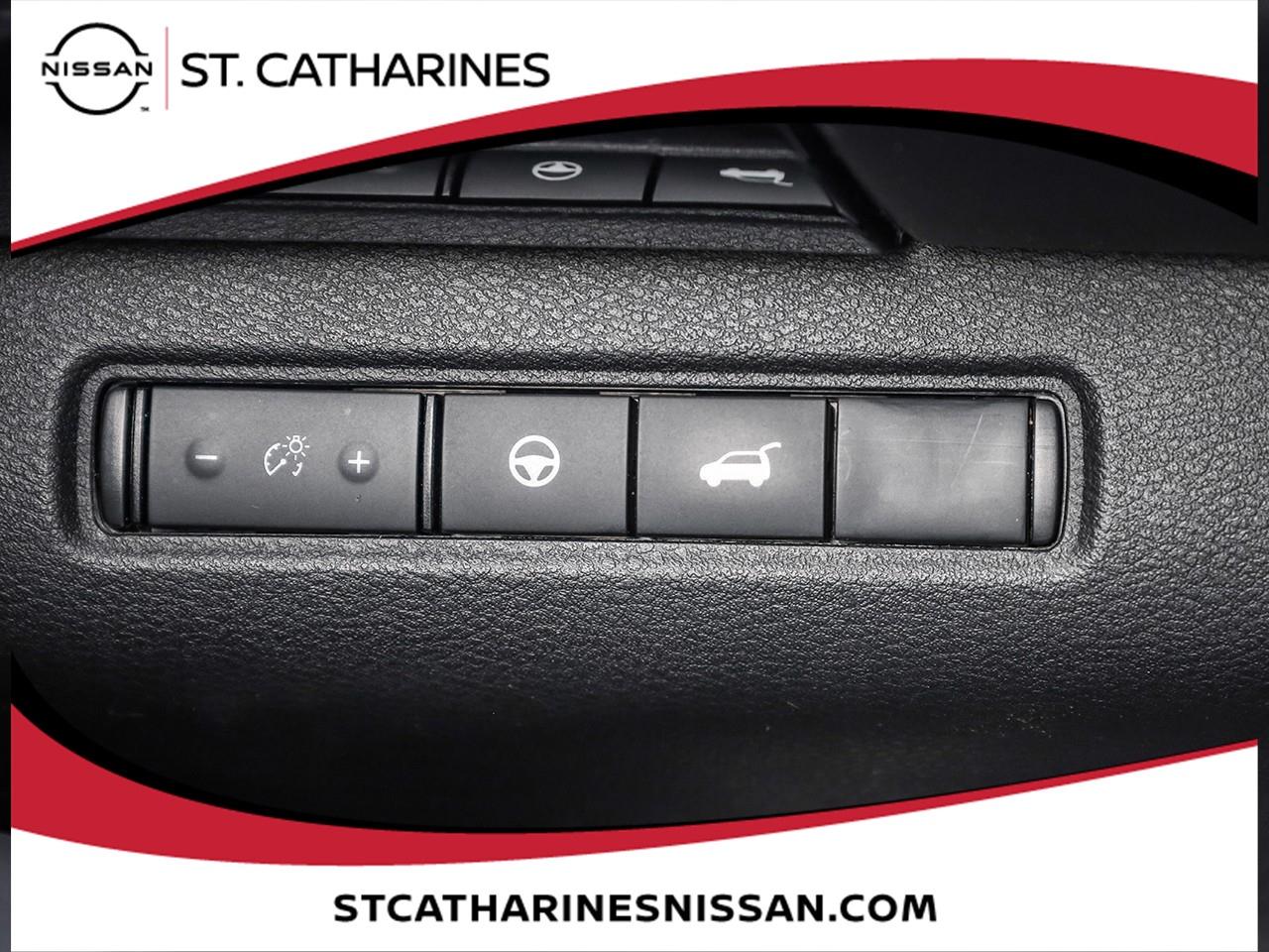 2023 Nissan Pathfinder SV Photo