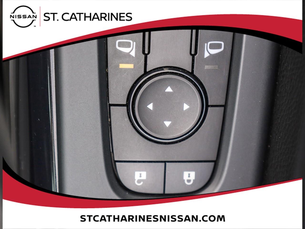 2023 Nissan Pathfinder SV Photo