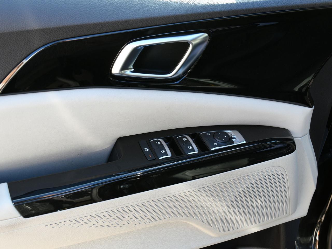 2024 Kia Carnival LX+ CPO   3rd Row Seating   Backup Camera   Blueto Photo