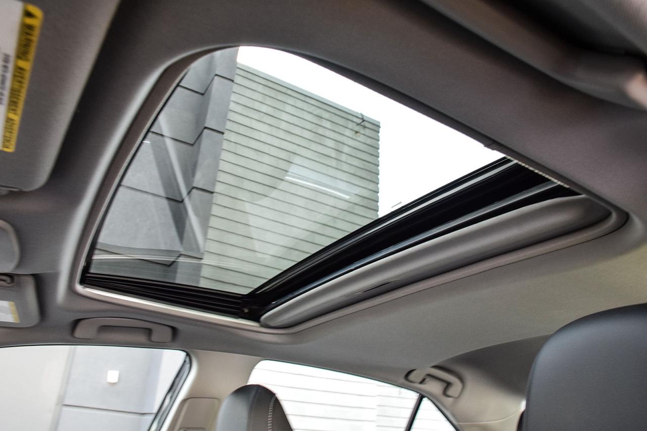 2022 Toyota Camry HYBRID XSE / NO ACCIDENT /SUNROOF /LEATHER / CARPLAY/BSM Photo