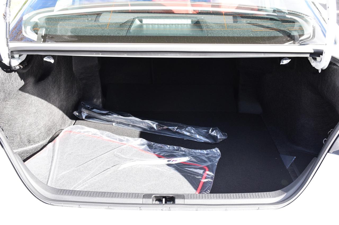 2025 Toyota Camry HYBRID XSE AWD / CLEAN CARFAX / RED INTERIOR / MOONROOF Photo